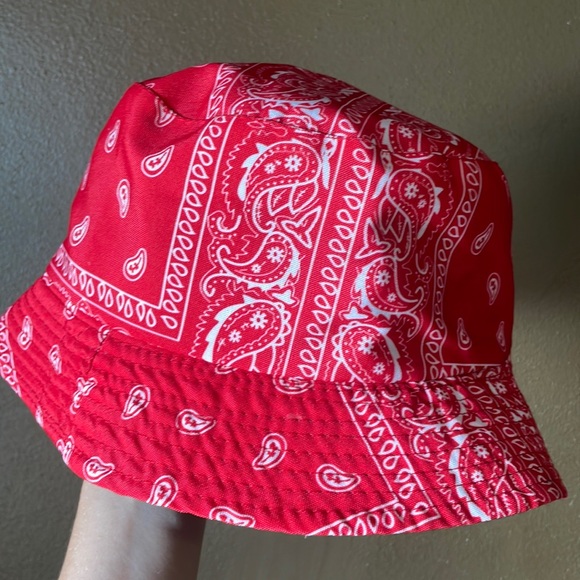 NWOT Red Handkerchief Pattern Bucket Hate / Adult Size - Picture 1 of 4